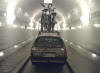 Fahrradtransport zu Lande oder auch unter der Elbe; Foto im Elbtunnel. PKW Kombi mit Fahrrädern auf dem Dach im Elbtunnel
