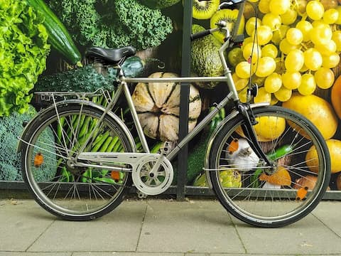 Edelstahl Fahrrad vor Fotowand mit buntem Gemüse!