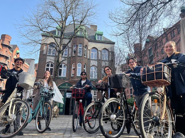 Fahrradgruppe vor dem Wasserschloss in Hamburg