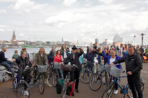 Fahrradgruppe vor Hamburgs Skyline.