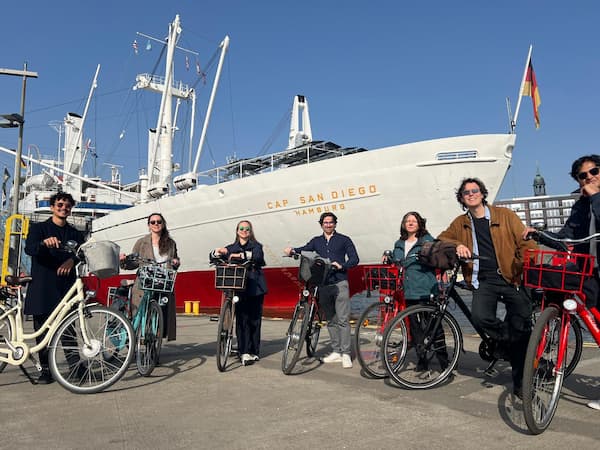 Fahrradgruppe vor der Cap San Diego in Hamburg