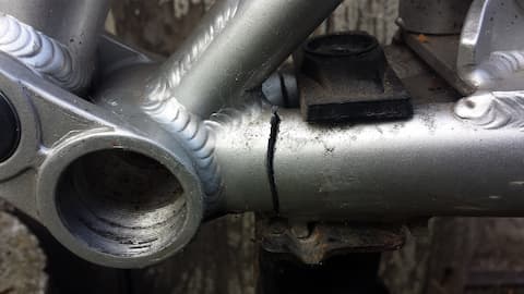 Gebrochener Aluminiumrahmen eines Fahrrads als Beispiel für die Bruchanfälligkeit von Aluminium im Vergleich zu Stahl