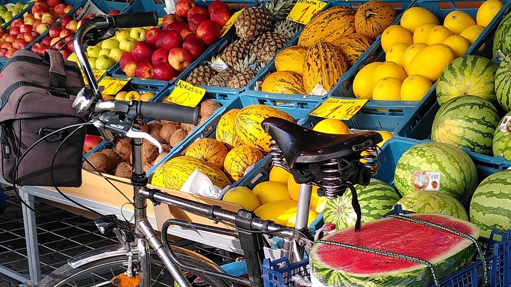 Nirosta Fahrrad vor buntem Gemüsestand