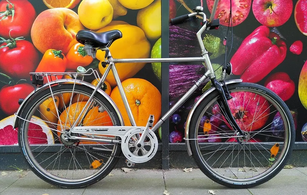 Edelstahl Fahrrad vor Fotowand mit buntem Gemüse!