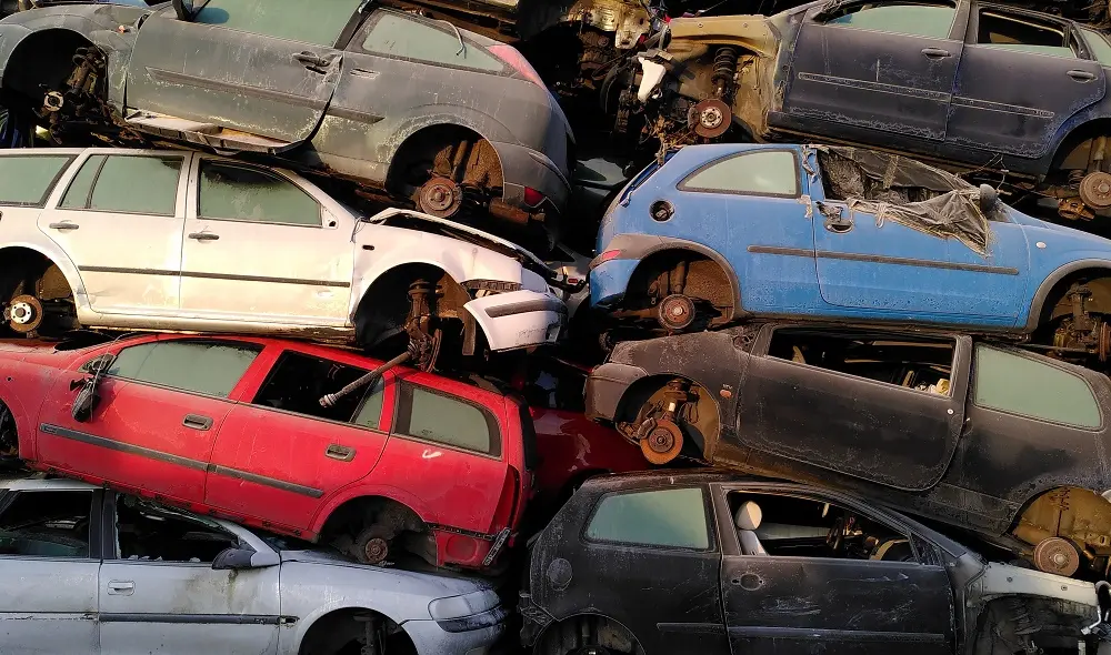 Aufeinander gestapelte Schrottautos