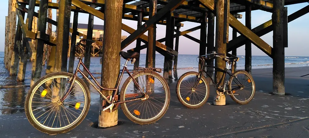 2 Watträder vor Stützenhaus in St.Peter Ording