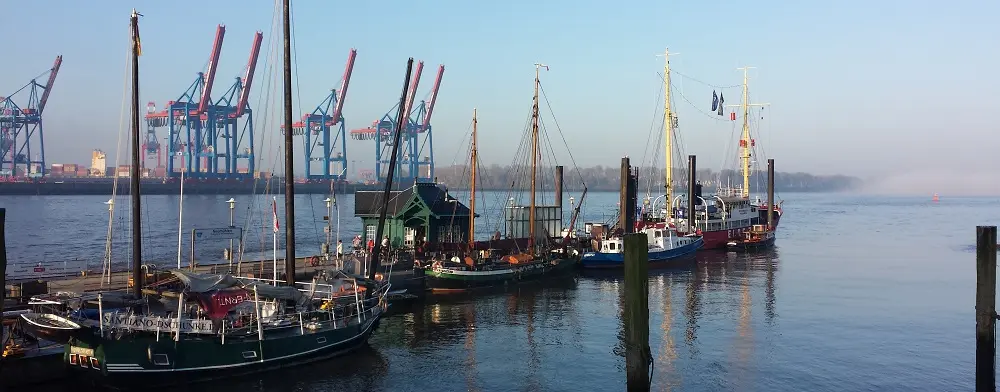 Elbblick beim Museumshafen Övelgönne mit historischen Schiffen