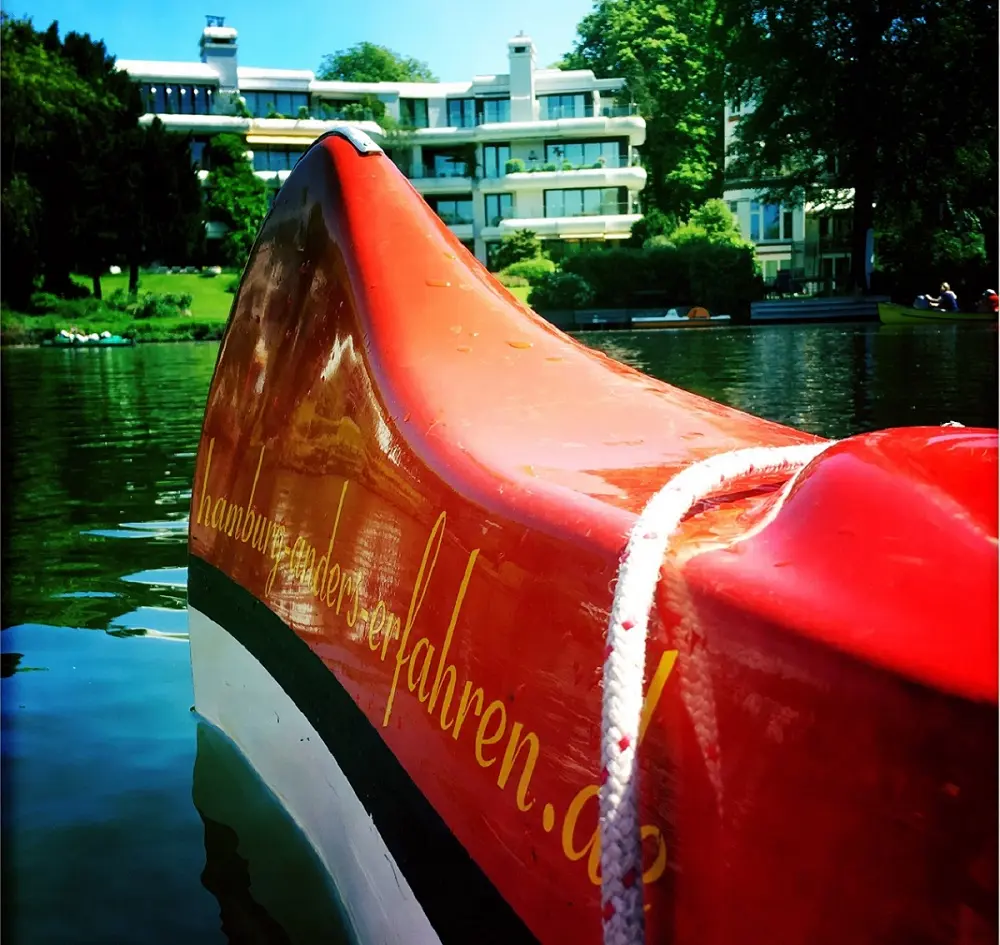 Vordersteven eines Kanus, im Hintergrund grünes Ufer