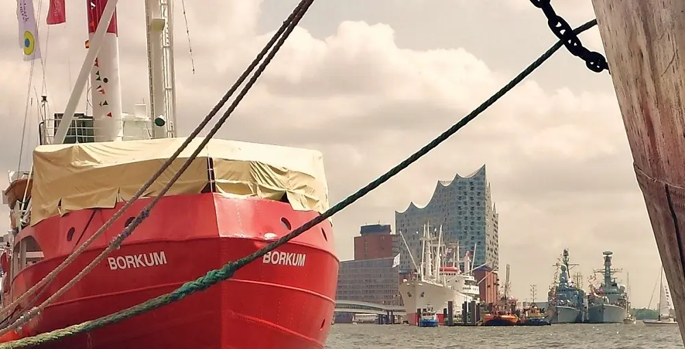 Hafenblick in Hamburg. Im Vordergrund das Schiff Borkum. Im Hintergrund die Elbphilharmonie.