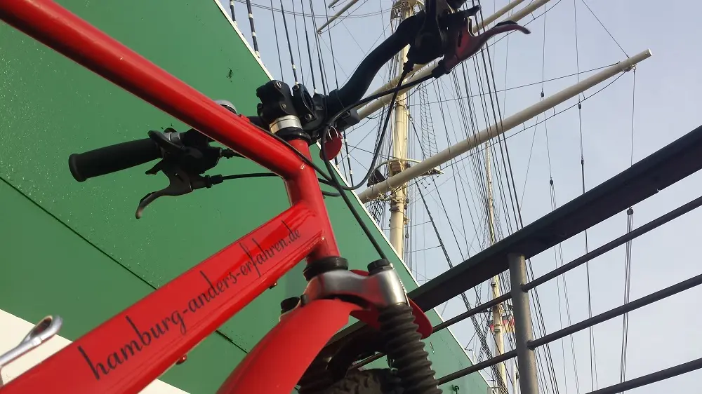 Rotes Mountain Bike vor grünem Segelschiff (Rickmer Rickmers)