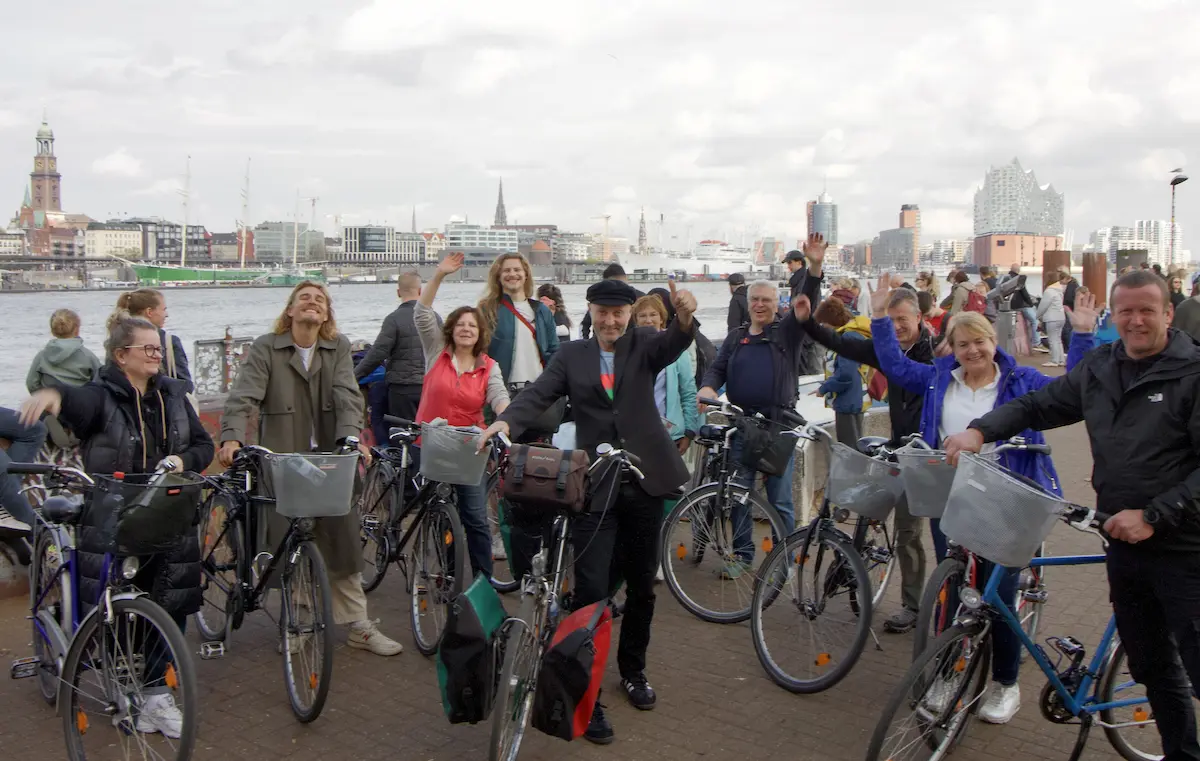 Fahrradgruppe vor Hamburgs Skyline