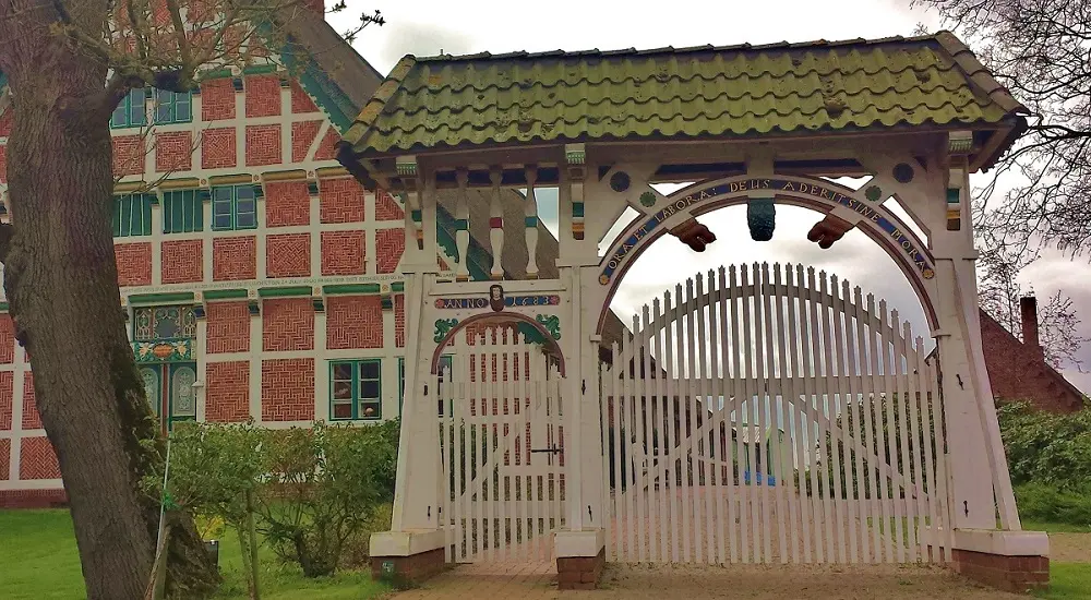 Prunkpforte vor Fachwerhaus in Jork