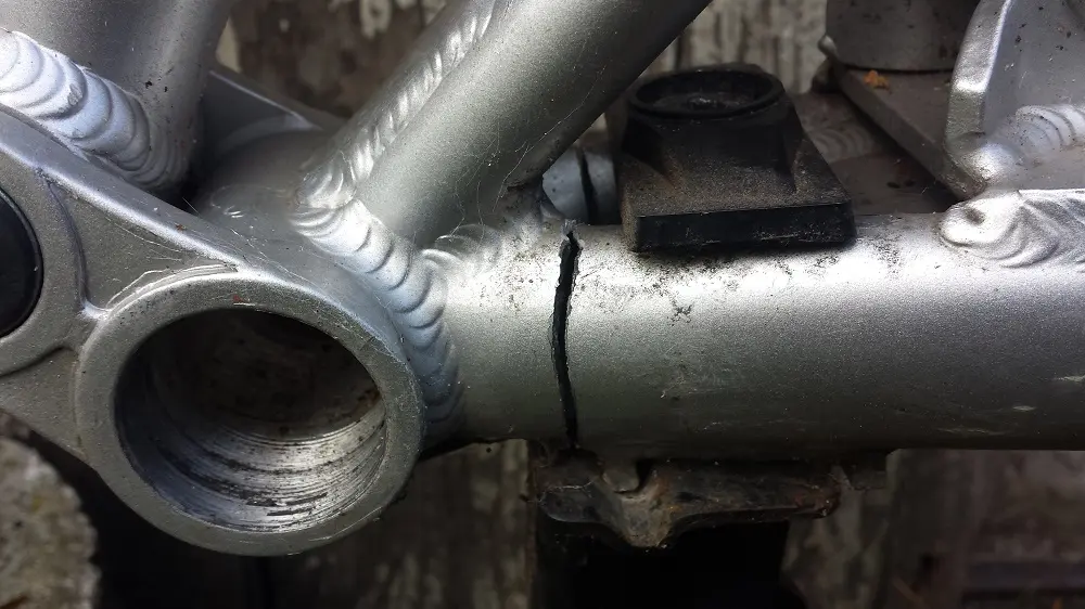 Zu viel Gewicht? Gebrochener Fahrrad Rahmen aus Aluminium